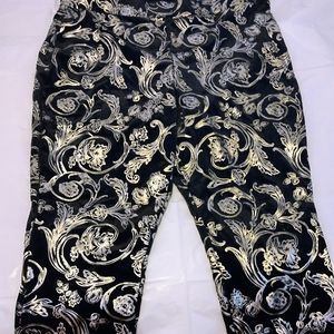 Torrid 3XL black leggings with gold inlay